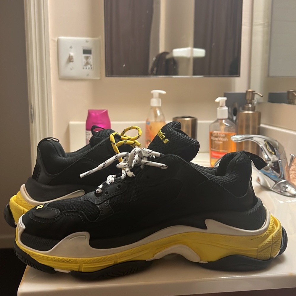 I’m selling balenciaga triple s - Picture 2 of 6
